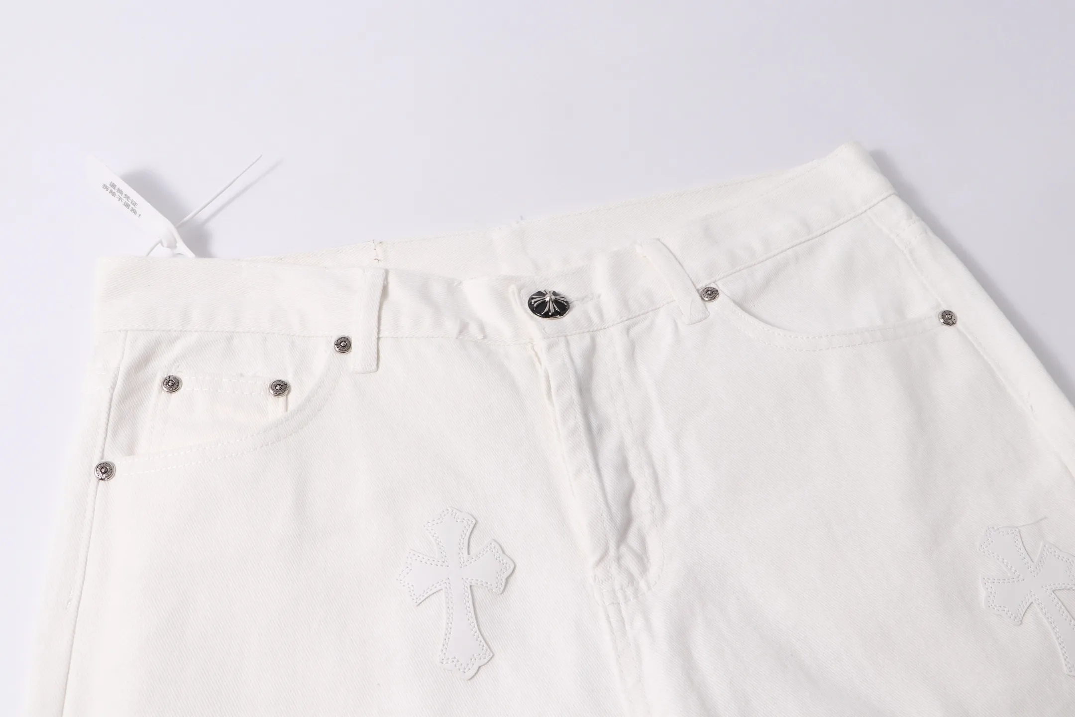 P290 Style No.: H919 Chrome Hearts & Chrome Hearts White Pants Pentagram ⭐️ Jeans for men and women (original). Styles with different washes and textures, very friendly to people with thin legs and thick legs. The slightly flared version is very flattering to the leg shape. Moderate length that never goes out of style, easy to match with casual, basic styling for various styles, a must-have in the wardrobe! The fabric is stiff but also makes the upper body soft without losing texture. The washing process is even more perfect. It is a must-have item for everyone! ! ! Washed wheat, tag, pants label, three labels complete Color: white Size: 28-30-32-34